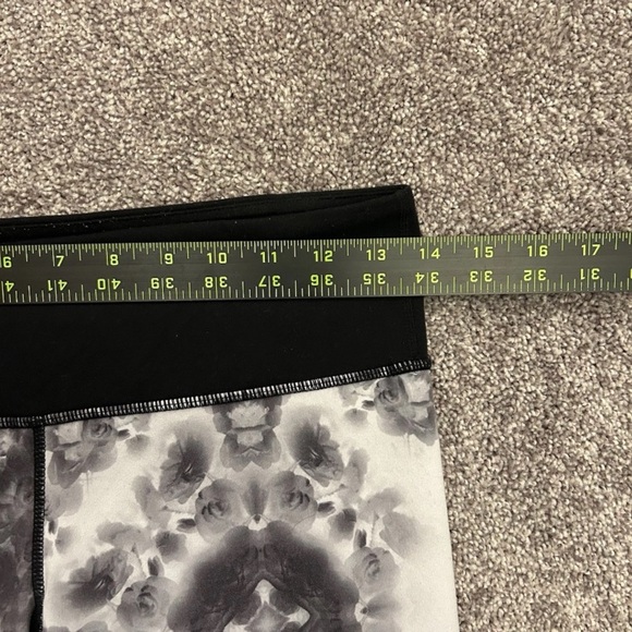 Lululemon Women's Leggings Capri Active Floral Stretch Printed Logo Size 6 - Picture 10 of 13